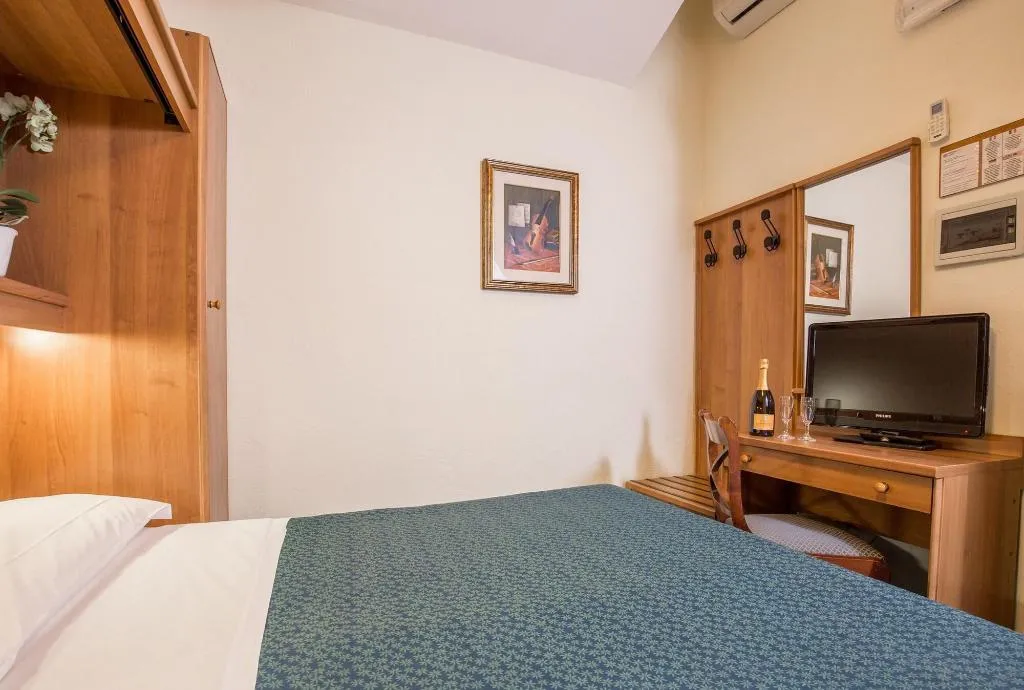 Room, Trastevere, Rome