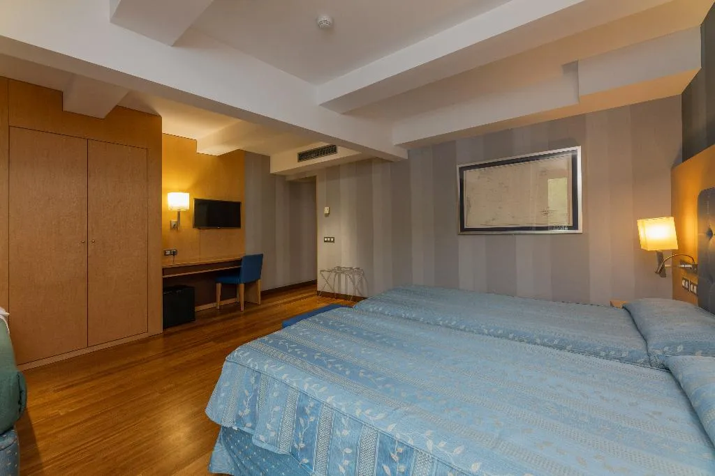 TRIPLE WITH BALCONY Room, Del Mar, Barcelona
