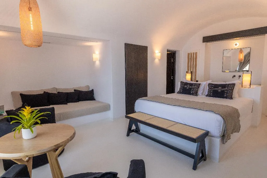 DOUBLE DELUXE ONE BED Room, Charisma Suites, Santorini