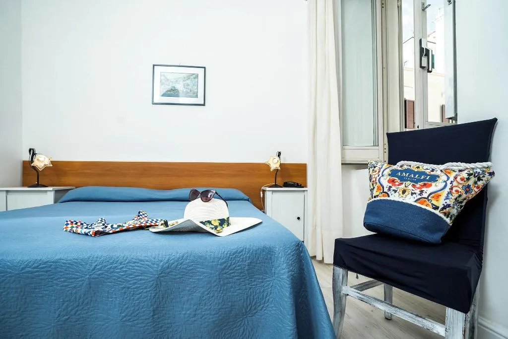 DOUBLE BASIC Room, Fontana, Naples