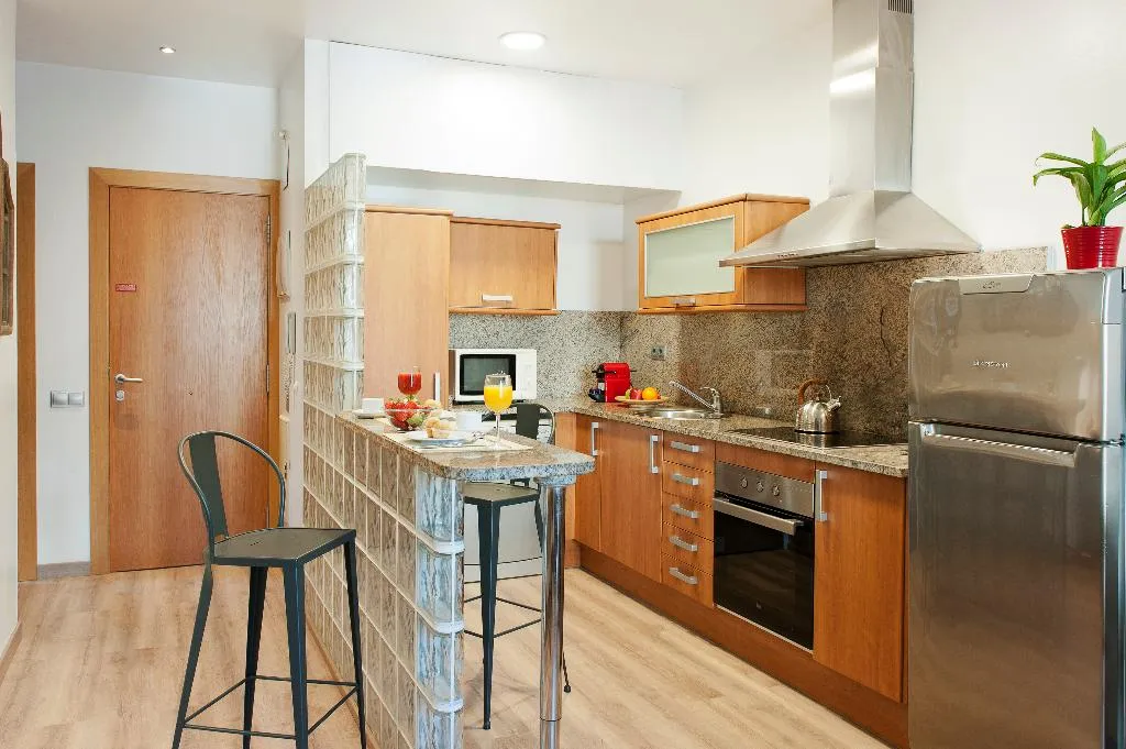 APARTMENT CAPACITY 6 TWO BEDROOMS Room, MH Apartments S. Familia, Barcelona