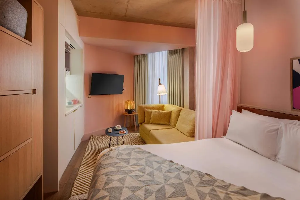 STUDIO CITY VIEW Room, Zanzibar Locke, Ha'Penny Bridge, Dublin
