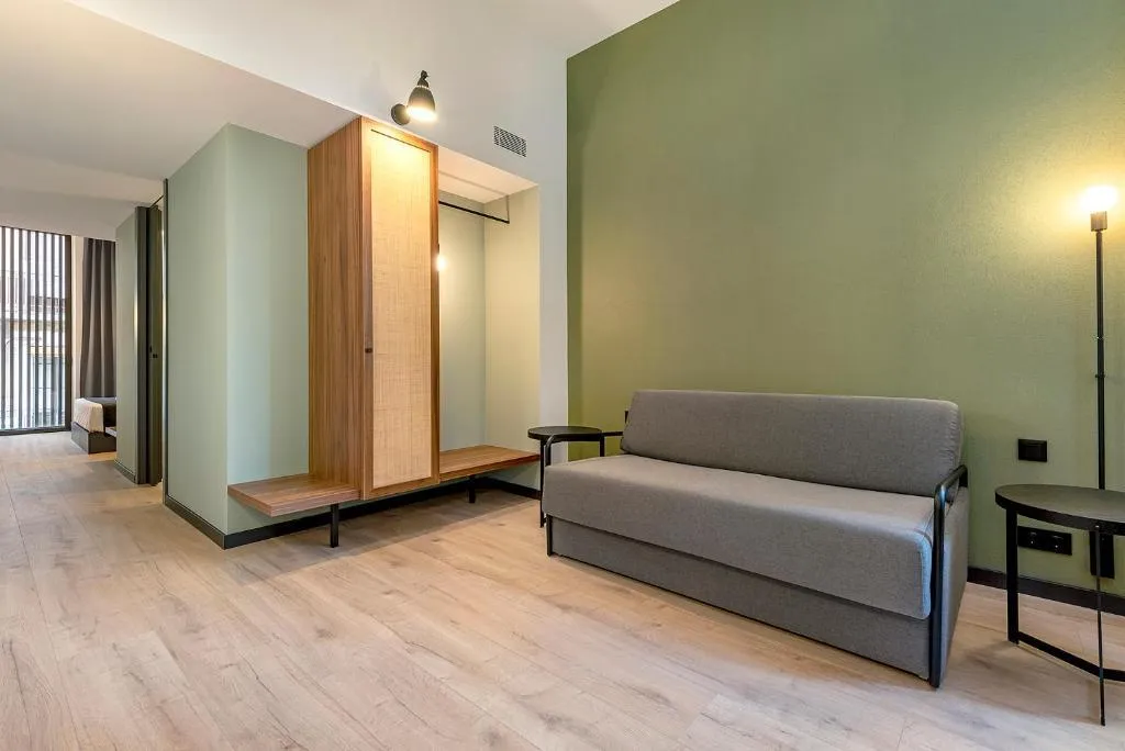 TRIPLE STANDARD Room, Hotel Orangine, Barcelona
