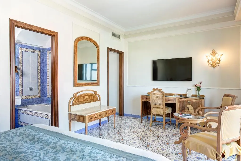 Double or Twin DELUXE SIDE SEA VIEW Room, Grand Hotel De La Ville, Naples
