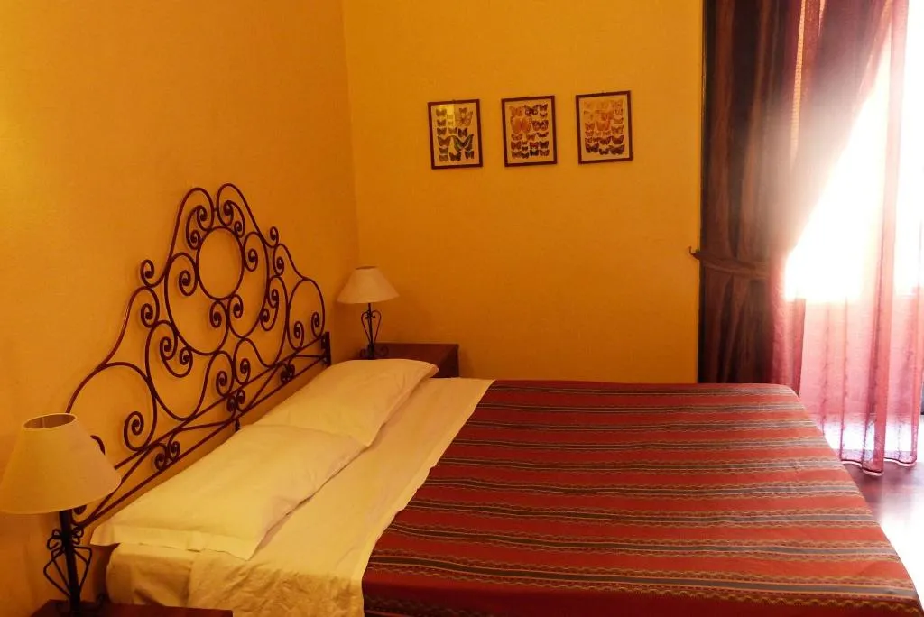 Room, Hoteletnea 316, Catania