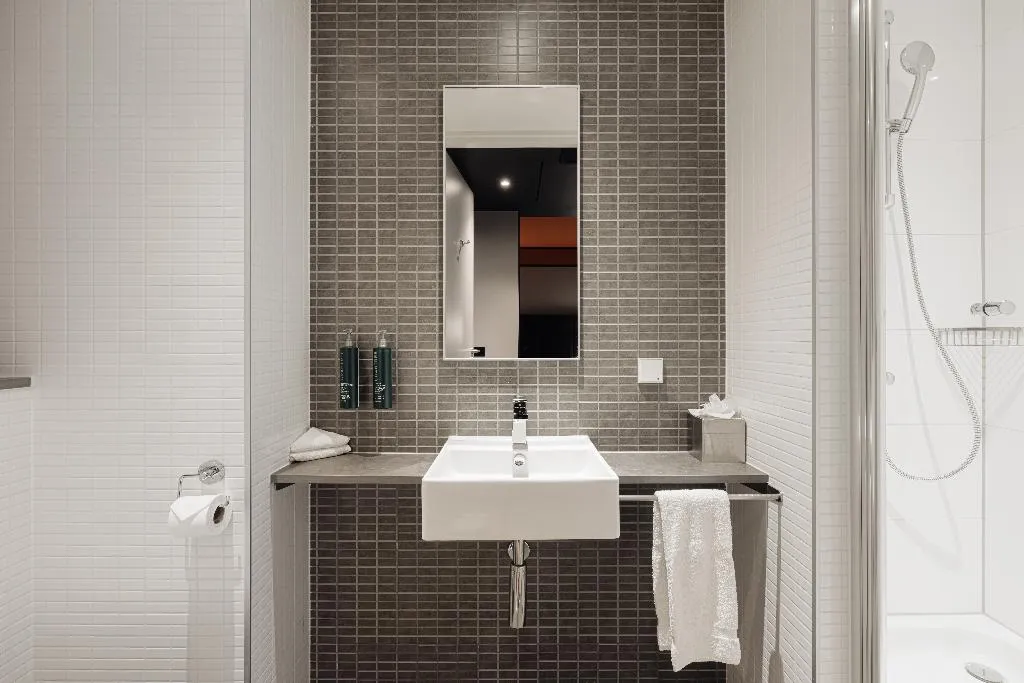 DOUBLE CITY VIEW Room, DoubleTree by Hilton Amsterdam Centraal Station, Amsterdam