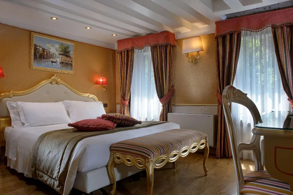 Room QUEEN SIZE BED Room, Hotel Olimpia Venice, BW Signature Collection, Venice
