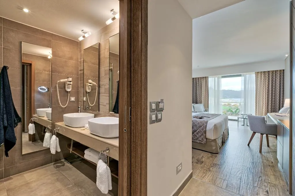 Room DELUXE SEA VIEW Room, Miraggio Thermal Spa Resort, Halkidiki
