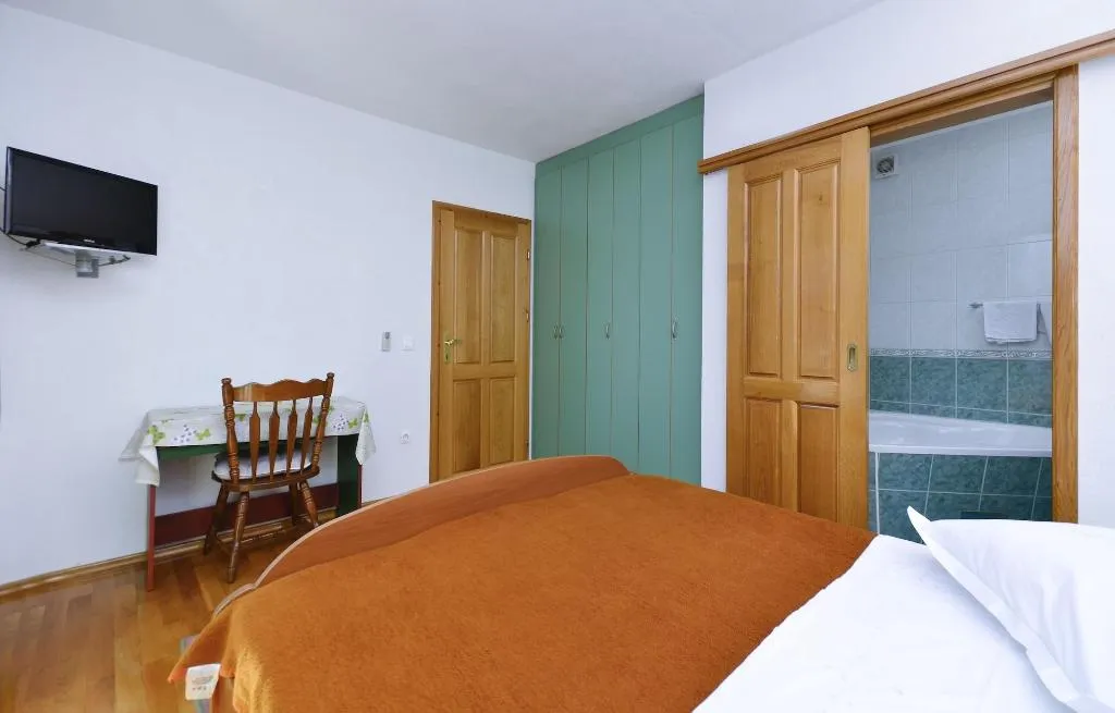 Room, House Topic, Split