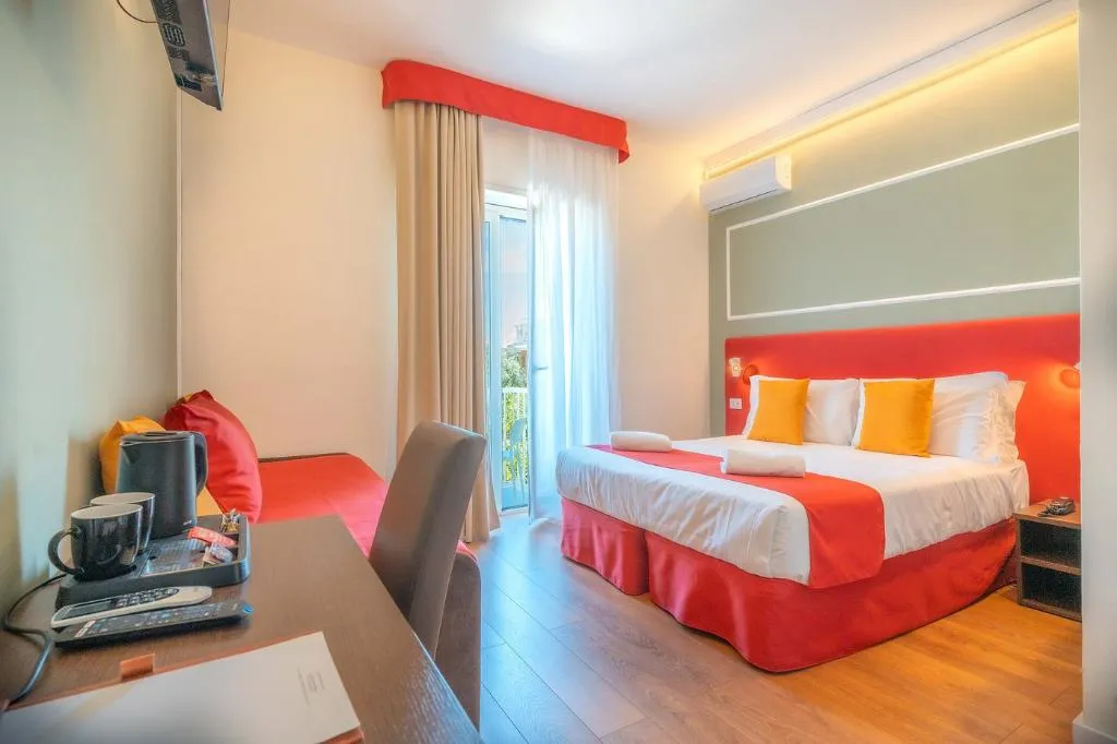 TRIPLE CLASSIC WITH BALCONY Room, Hotel La Pergola, Naples
