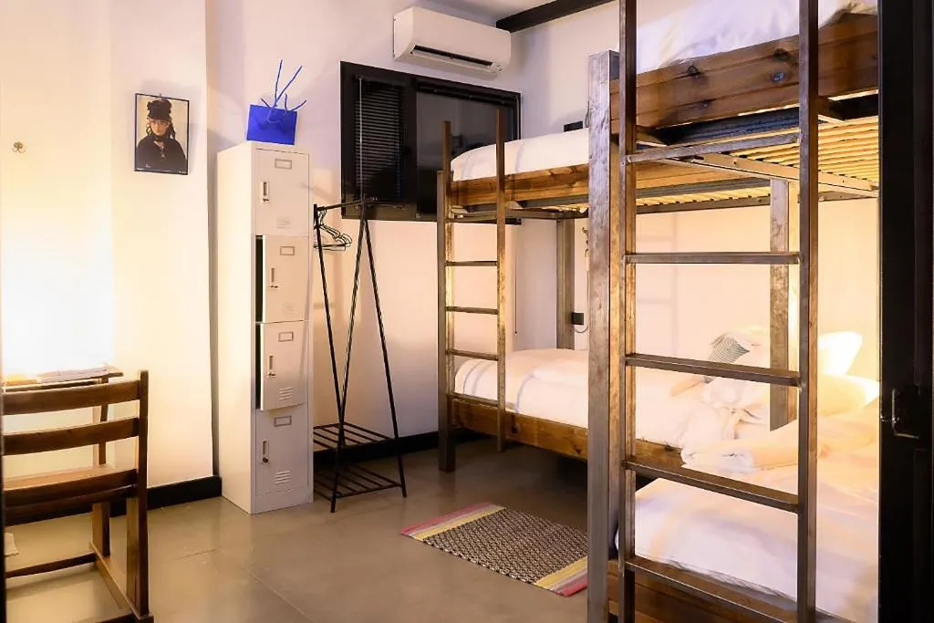 Room, Lanave, Madrid