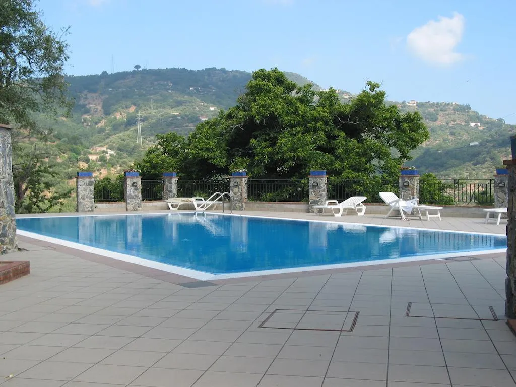 Pool, Borgo San Francesco, Catania