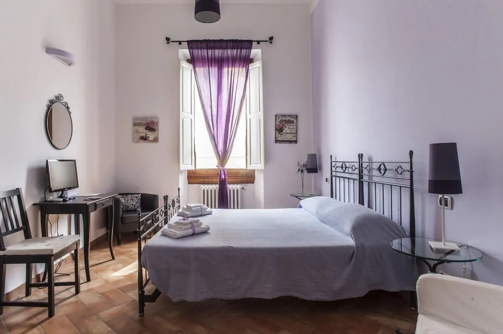 Room, Chez Moi, Florence