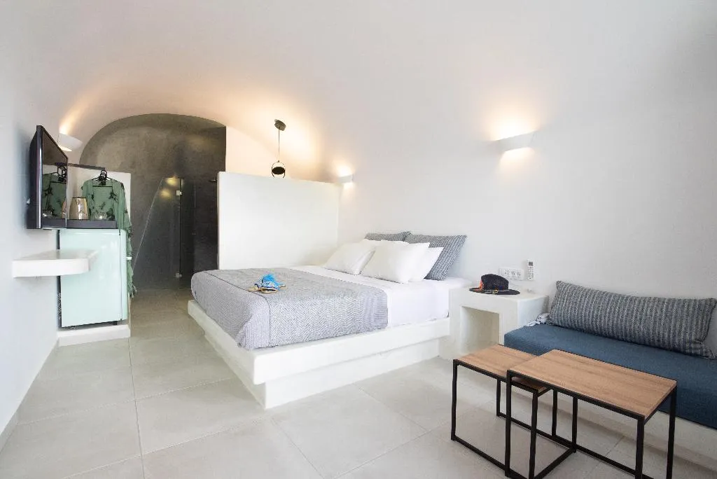 JUNIOR SUITE WITH JACUZZI Room, Caldera Cliff Illusion Suites, Santorini