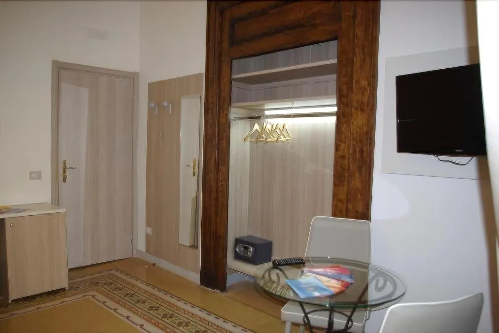 Room, B&B Napolimilionaria, Naples