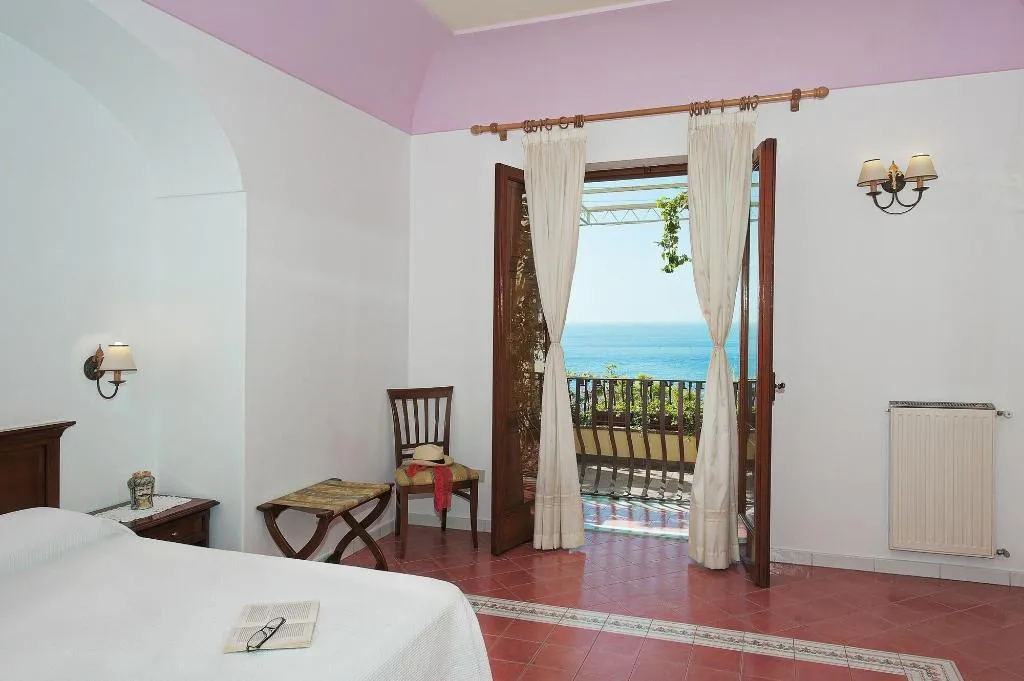 Room, California, Naples