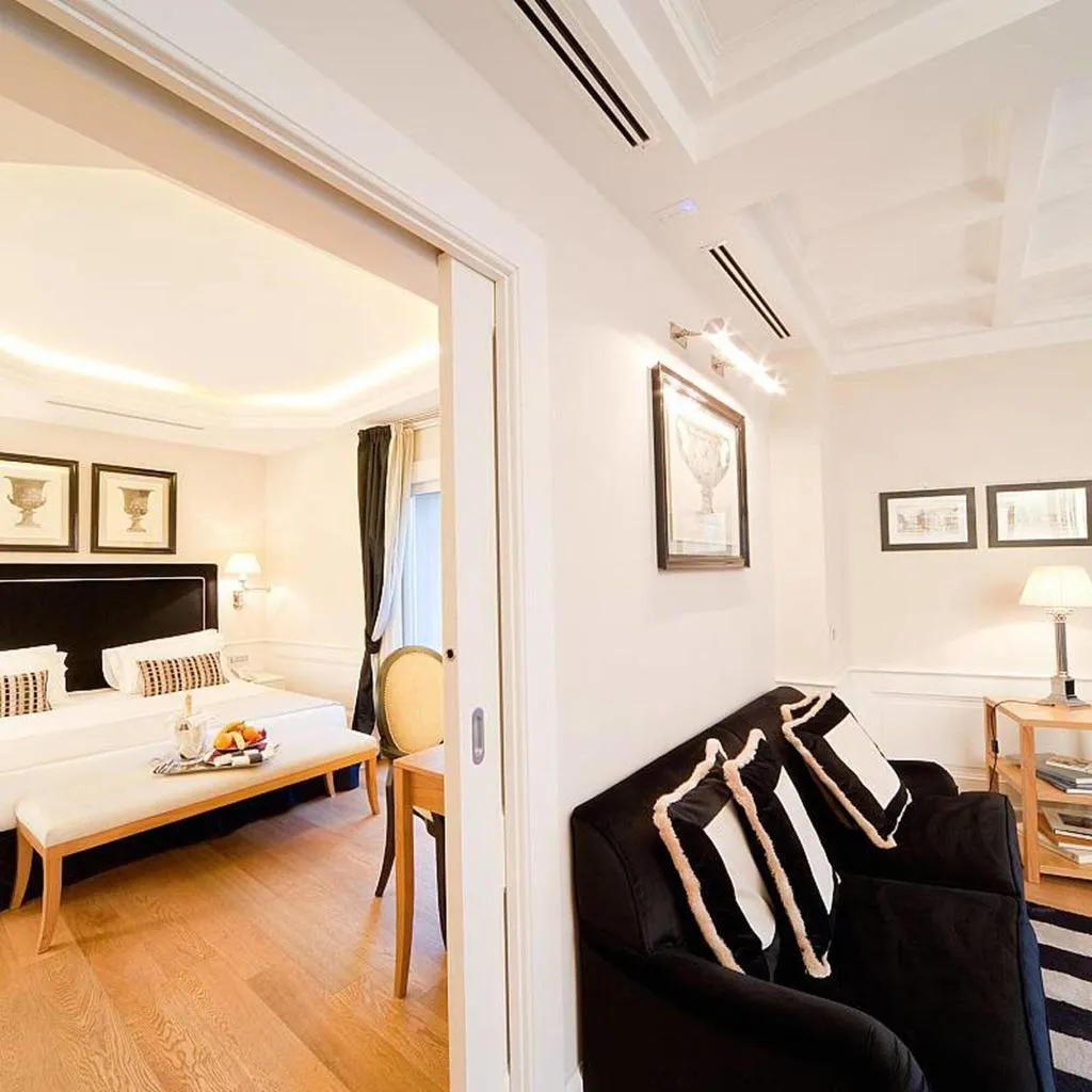 SUITE WITH JACUZZI Room, Trevi Palace Luxury Inn, Rome