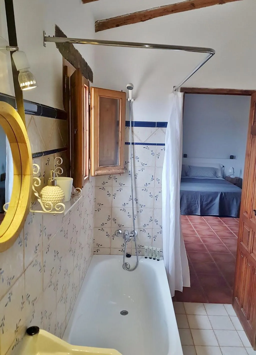 Room, Benali, Valencia