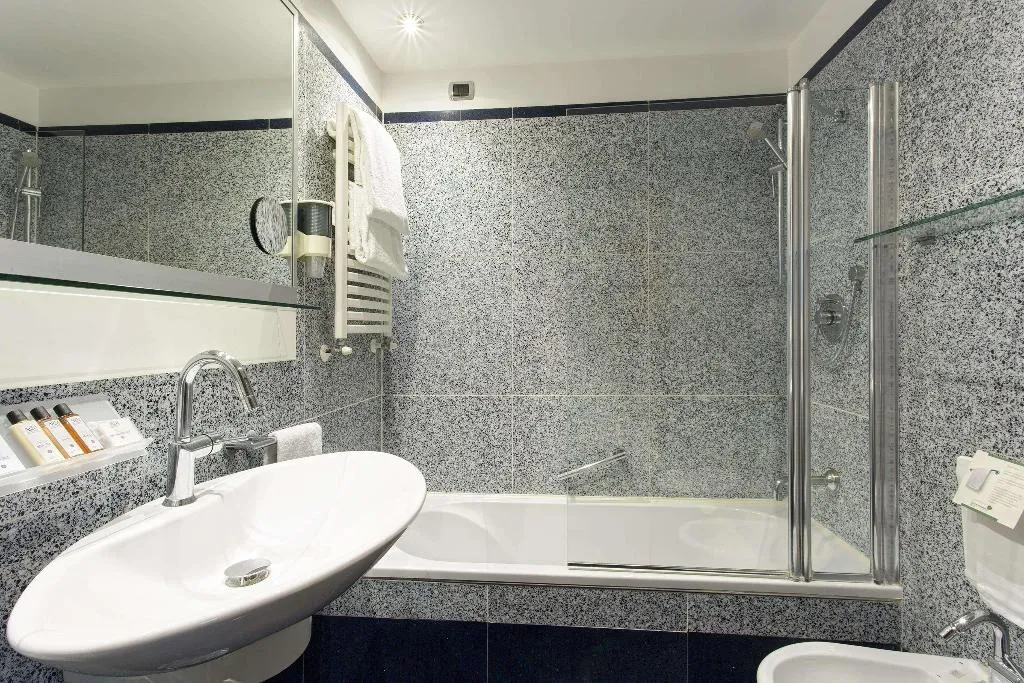 FAMILY ROOM THREE BEDS Room, Best Western Plus Hotel Universo, Rome