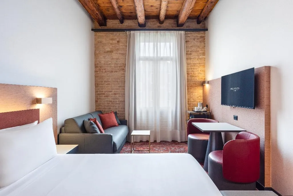 Double or Twin DELUXE CANAL VIEW Room, Eurostars Cannaregio, Venice