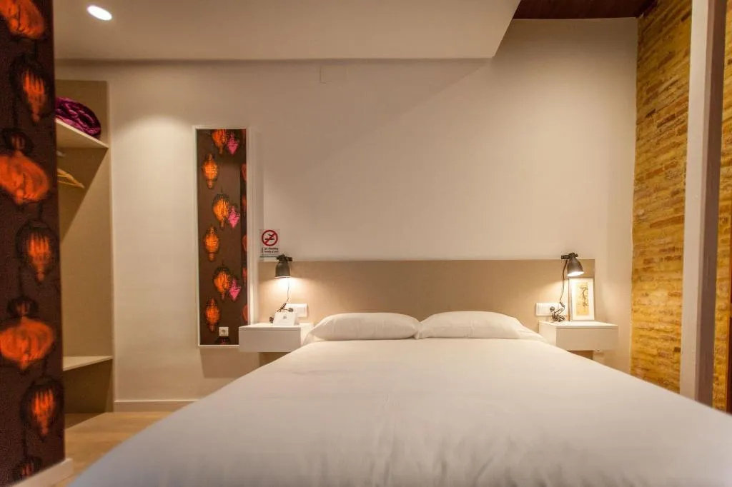 Room, Host & Home, Valencia