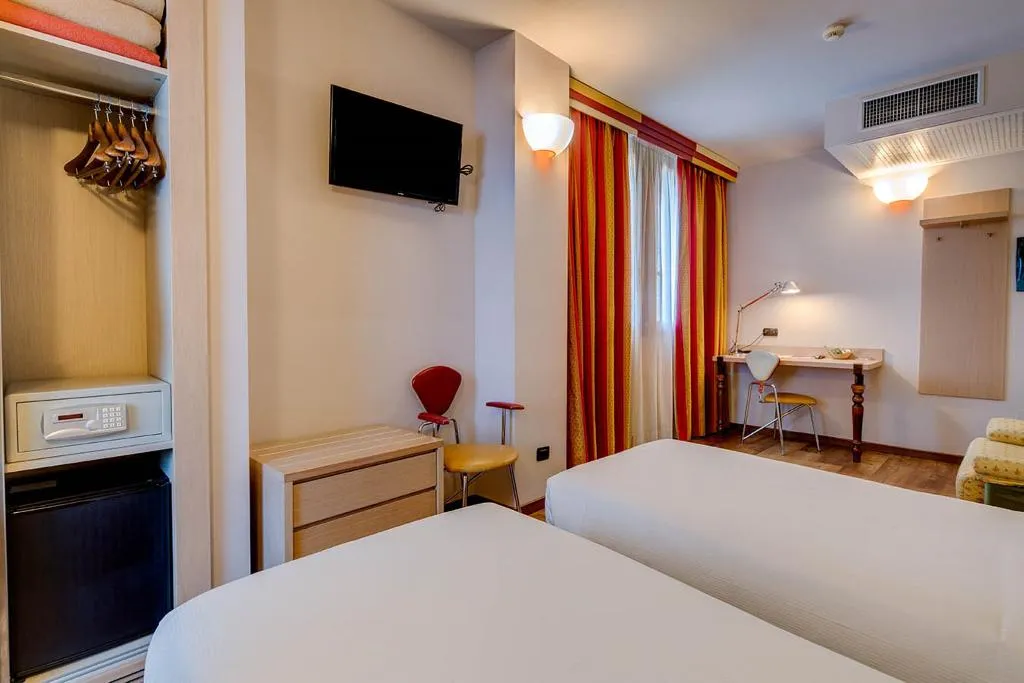 Room, Art & Hotel Aeroporto, Milan
