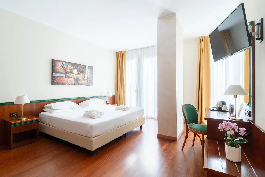 DOUBLE SUPERIOR Room, Hotel Raffaello, Milan
