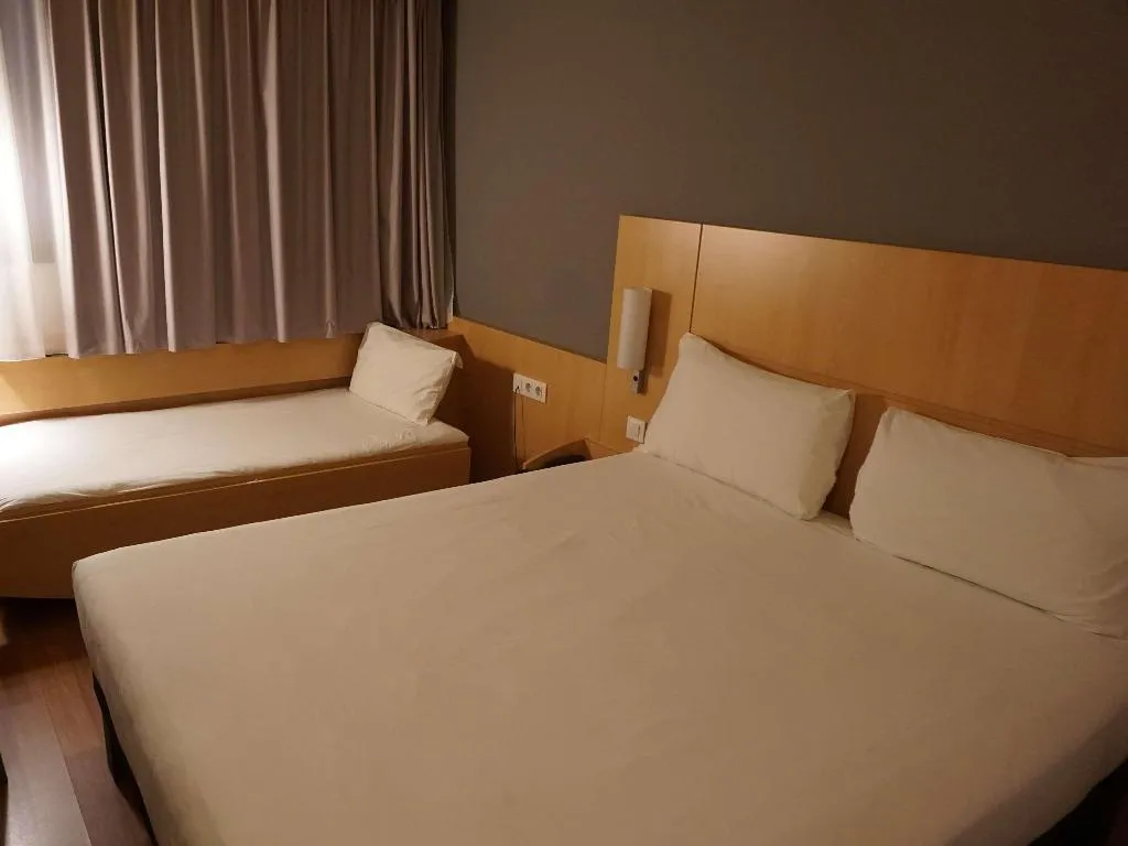 DOUBLE WITH DOUBLE BED Room, ibis Girona Costa Brava, Costa Brava