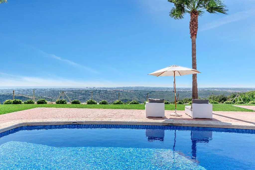VILLA FIVE BEDROOMS TWO BATHROOMS Room, Shantivillas, Algarve