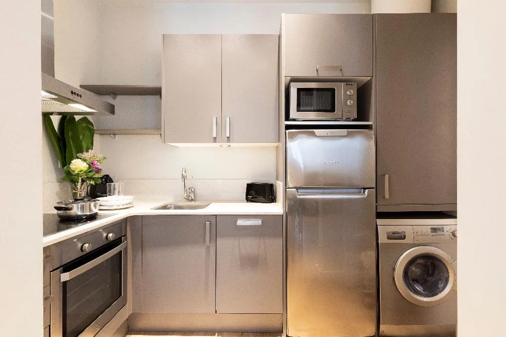 APARTMENT CAPACITY 6 THREE BEDROOM Room, Aspasios Urquinaona Design, Barcelona
