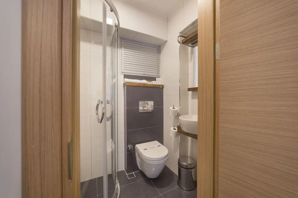 Room, Viva La Vita, Izmir