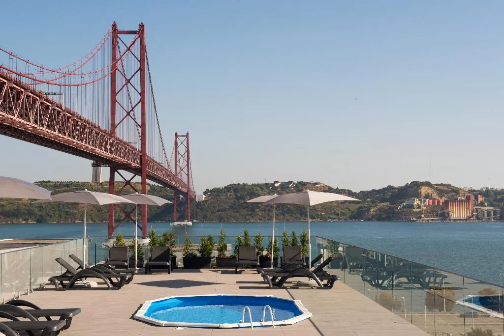 Pool, Vila Gale Opera, Lisbon