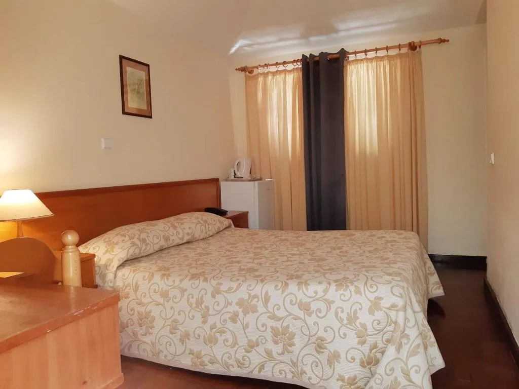 Room, Residencial Do Vale, Madeira