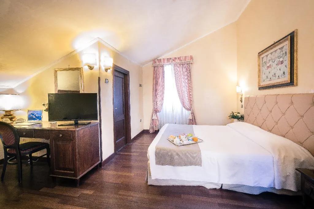 TRIPLE SUPERIOR Room, Hotel Bosone Palace, Umbria