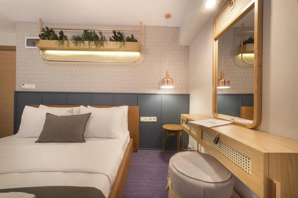 Room, Viva La Vita, Izmir