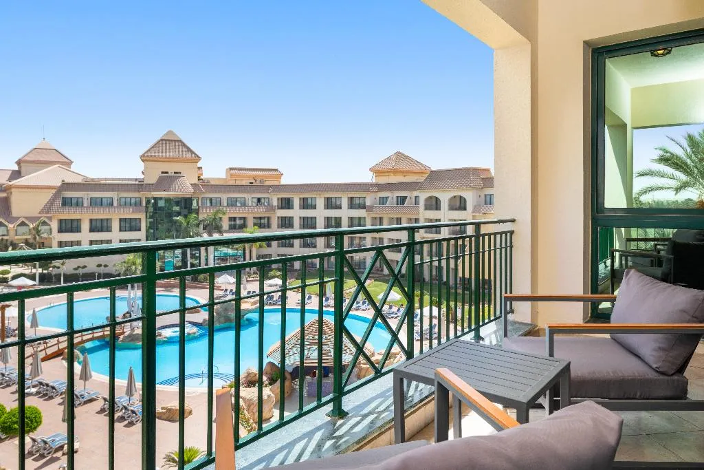 SUITE DELUXE KING BED Room, Hilton Pyramids Golf, Cairo
