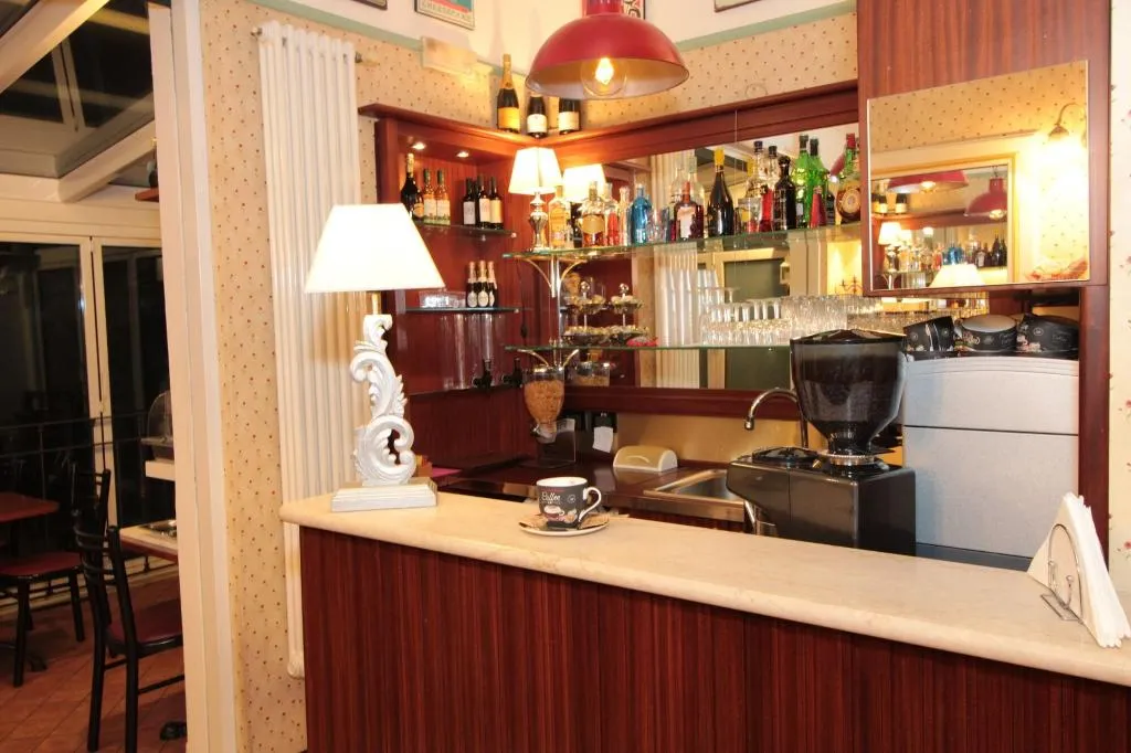 Bar, Charly, Milan