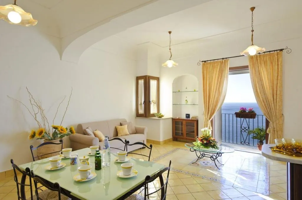 Room, La Sorgente Del Sole, Naples