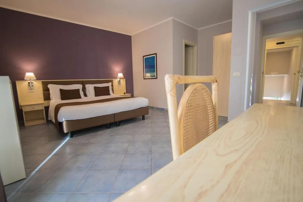 Room, Soleluna, Naples