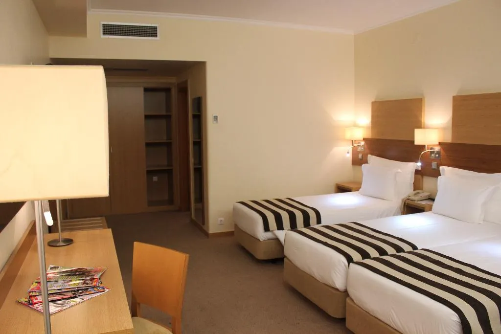 TWIN CAPACITY 4 Room, Hotel Principe Lisboa, Lisbon