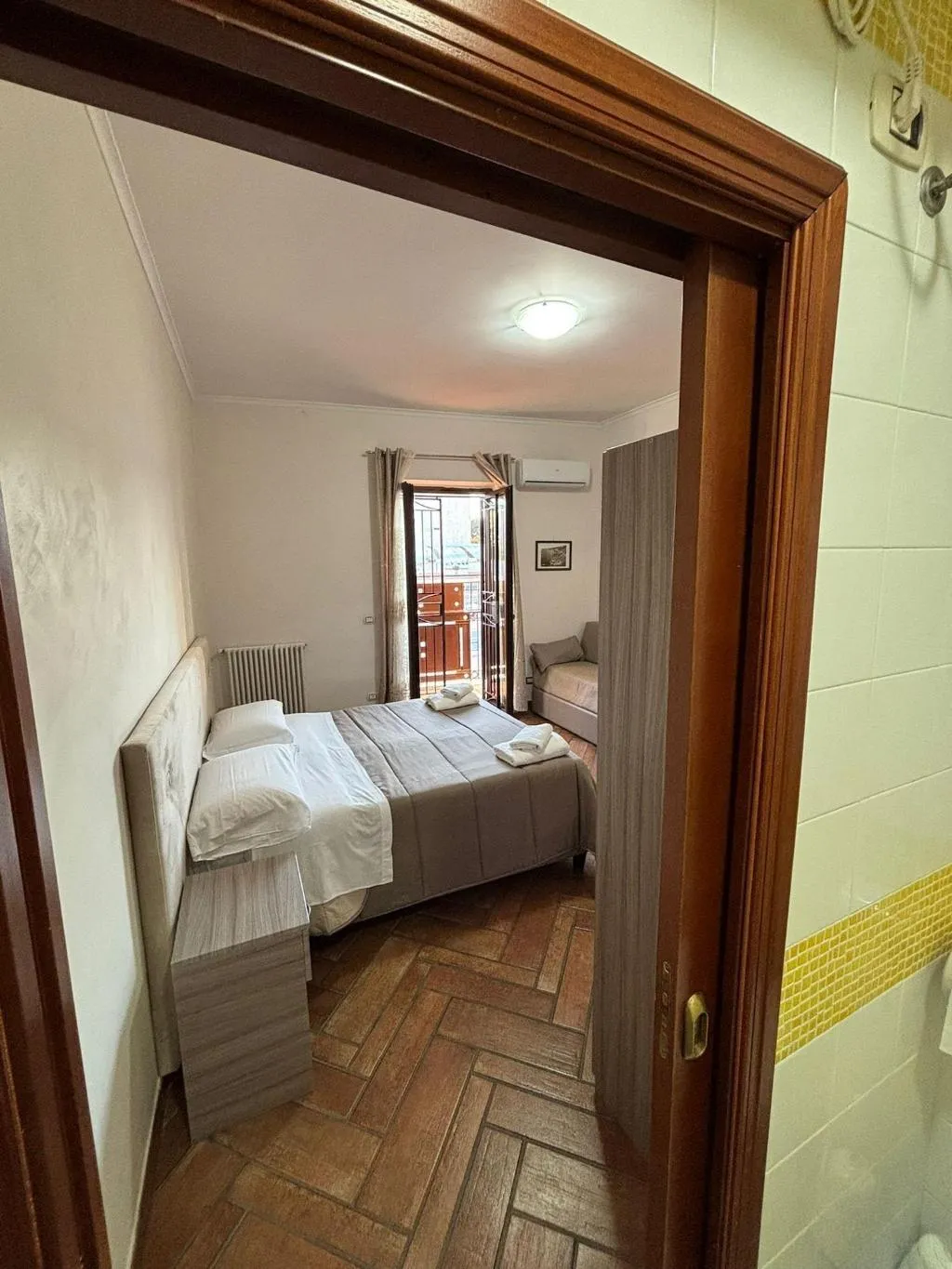 Room, Home To Fly, Naples