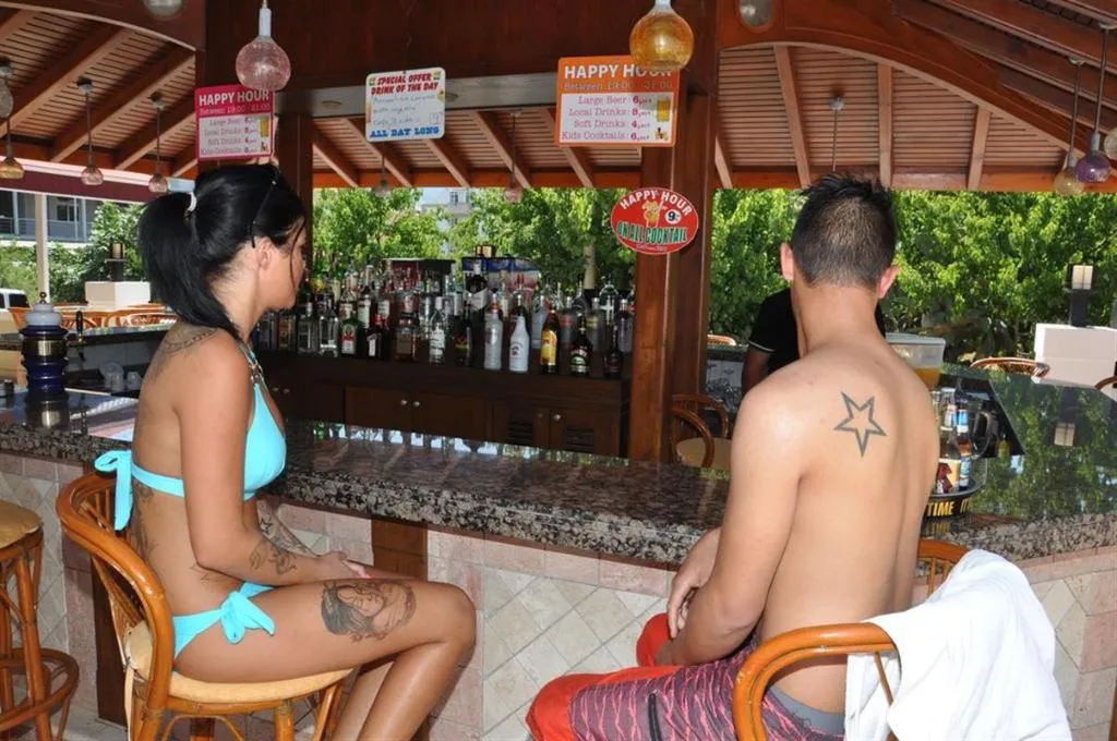 Bar, Candan Apart, Dalaman