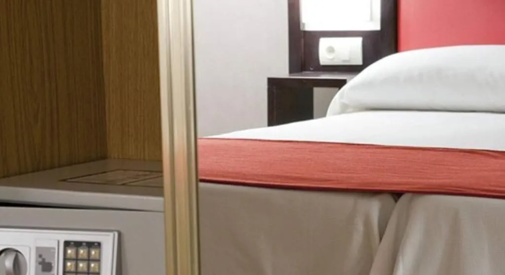 TRIPLE STANDARD Room, Hostal Carlos III, Madrid