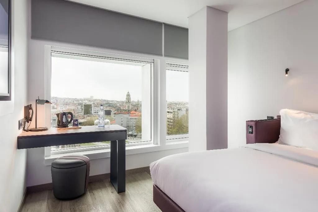 DOUBLE SINGLE USE CITY VIEW QUEEN BED Room, Yotel Porto, Porto