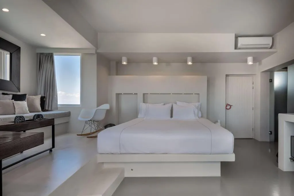 Room, West East Suites, Santorini