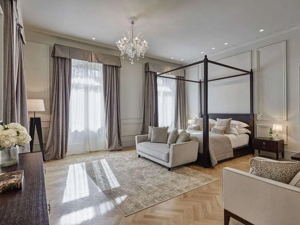 Room, Grand Palazzo Della Fonte, Rome