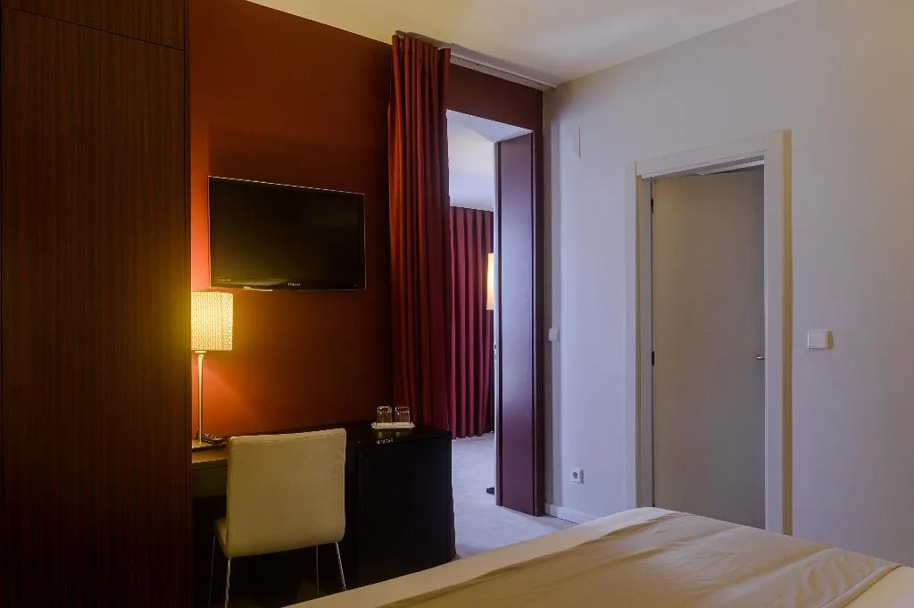 Double or Twin CAPACITY 4 Room, Torre Mar Hotel, Porto