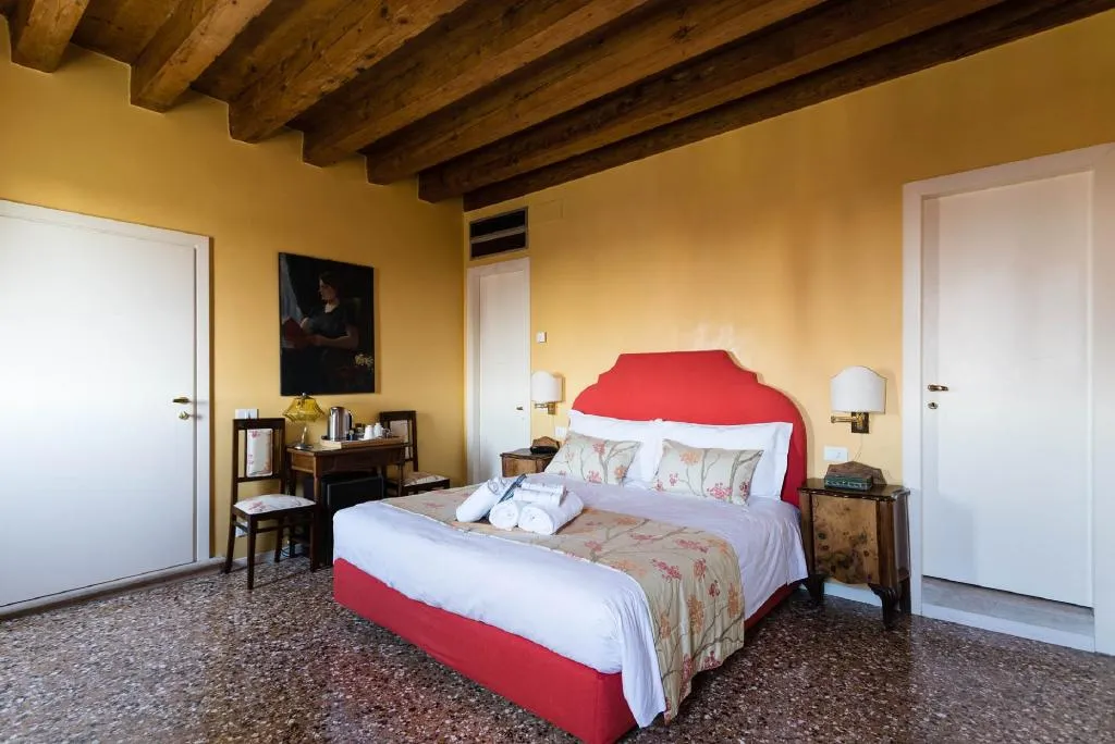 DOUBLE CANAL VIEW Room, Locanda Ai Santi Apostoli, Venice