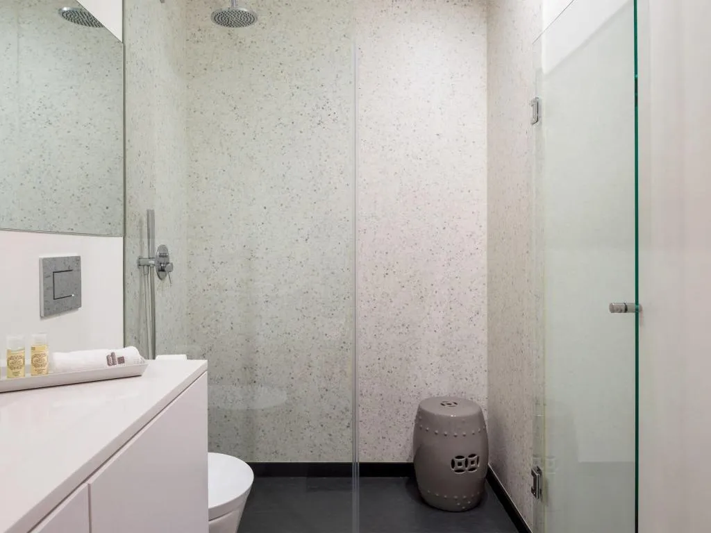 Room, Domum, Porto