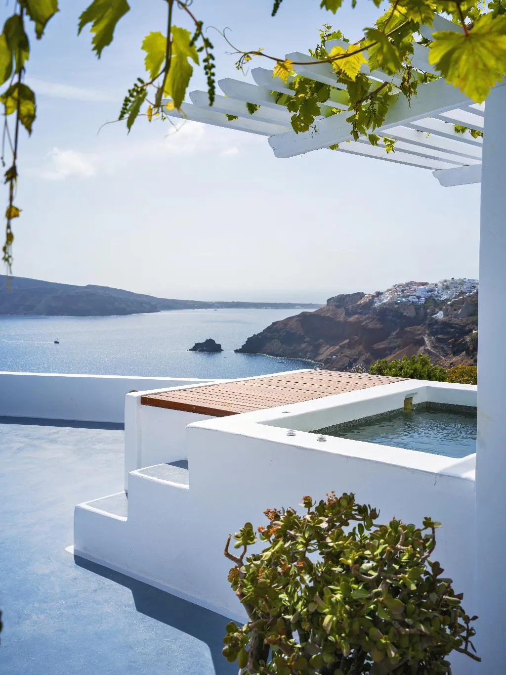 SUITE WITH JACUZZI Room, IKIES Santorini, Santorini